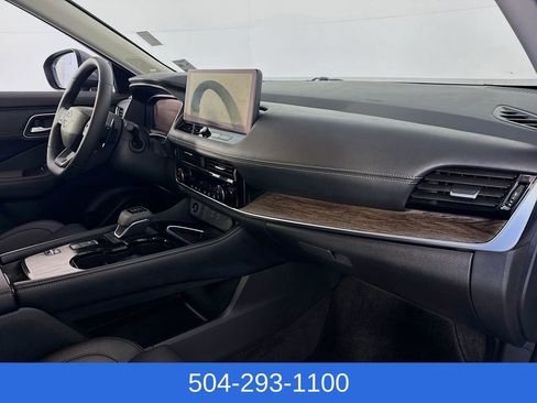 Used 2025 Nissan Rogue Platinum FWD image 32
