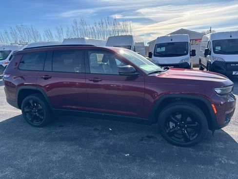 Used 2024 Jeep Grand Cherokee L Limited w/ Black Appearance Package image 11