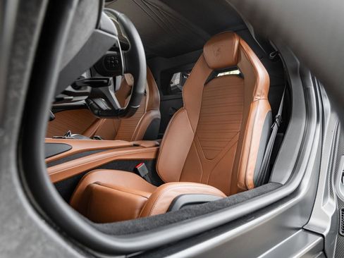 Used 2024 Lamborghini Revuelto image 4