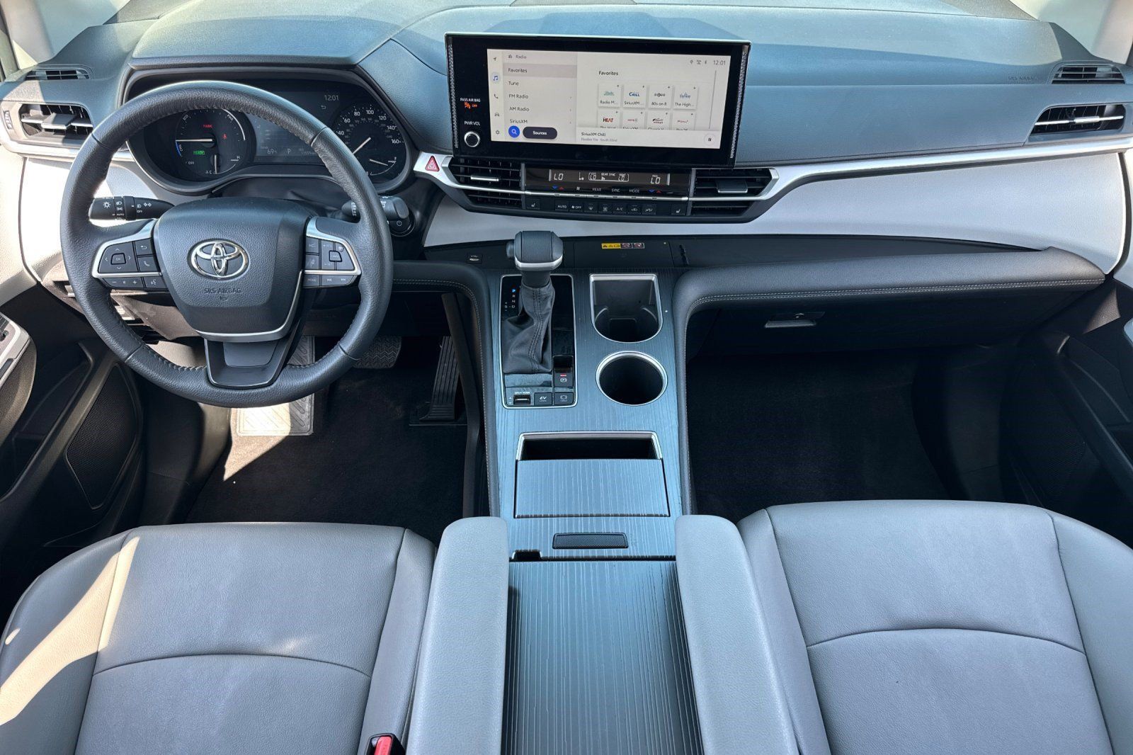 Used 2025 Toyota Sienna XLE FWD image 16