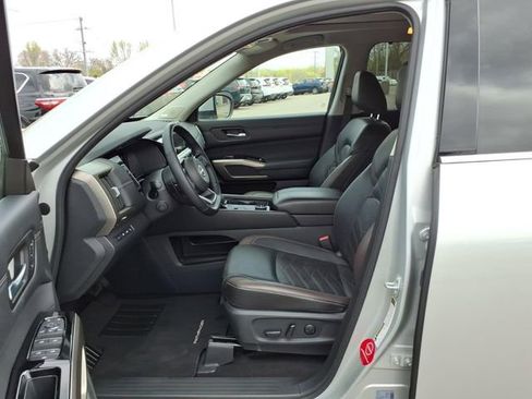 Certified 2024 Nissan Pathfinder Platinum w/ Cargo Package AWD/4WD image 4