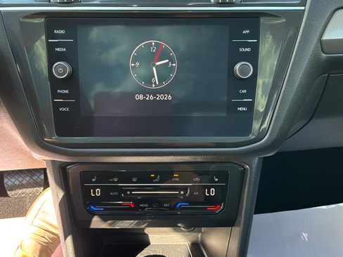 Used 2022 Volkswagen Tiguan SE w/ Panoramic Sunroof Package AWD/4WD image 9