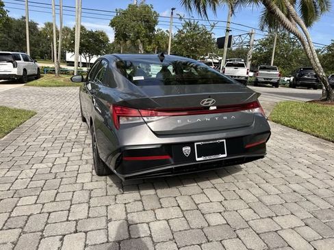 Used 2025 Hyundai Elantra SEL FWD image 35