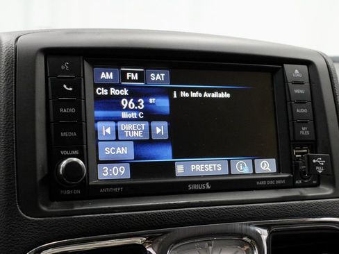 Used 2016 Chrysler Town & Country Touring FWD image 3