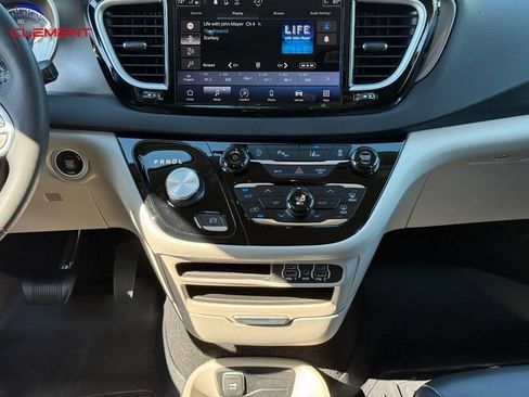 Used 2023 Chrysler Pacifica Touring-L FWD image 18