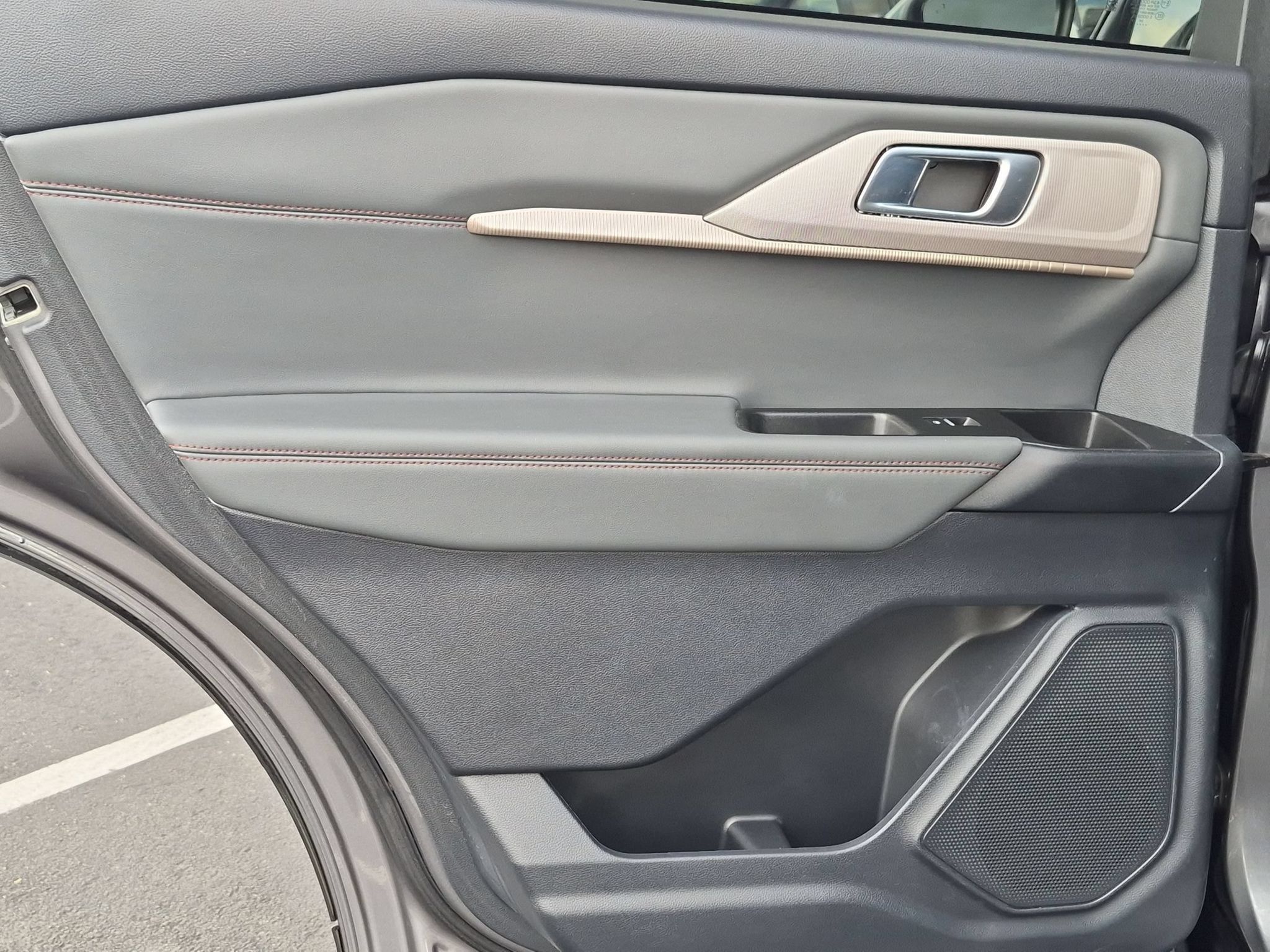 Used 2025 Ford Explorer Active RWD image 16