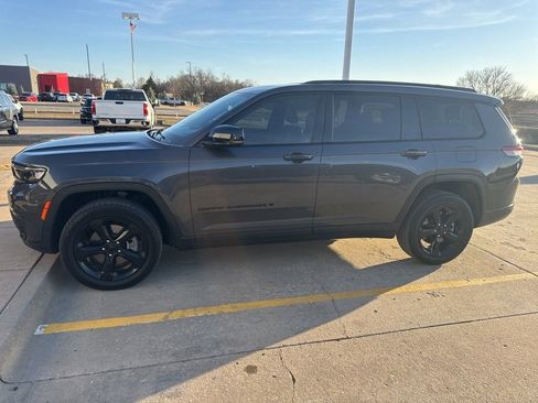 Used 2023 Jeep Grand Cherokee L Laredo image 3