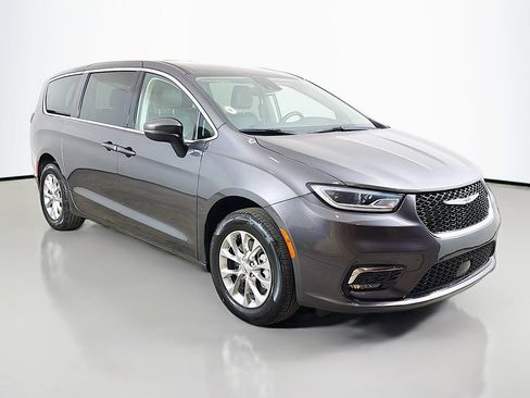 Used 2023 Chrysler Pacifica Touring-L AWD/4WD image 2
