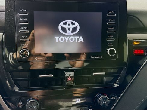 Used 2022 Toyota Camry LE w/ Convenience Package image 18