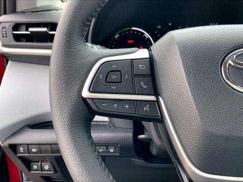 Certified 2026 Toyota Sienna XLE FWD image 23