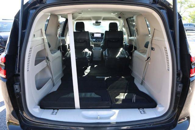 Used 2024 Chrysler Pacifica Touring-L FWD image 9