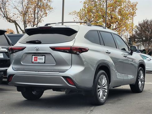 Used 2024 Toyota Highlander Platinum image 5
