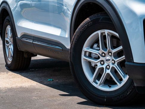 New 2026 Ford Explorer Active RWD image 2