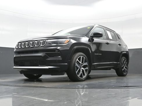 Used 2025 Jeep Compass Limited w/ Elite Group AWD/4WD image 30