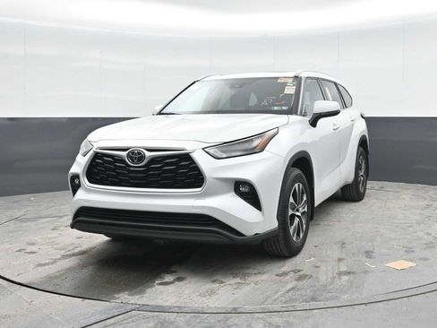 Used 2022 Toyota Highlander XLE AWD/4WD image 5