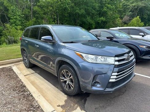 Used 2019 Toyota Highlander LE FWD image 2