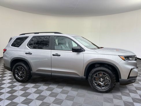 New 2025 Honda Pilot TrailSport image 2