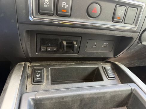 Used 2023 Nissan Titan SV w/ SV Convenience Package RWD image 23