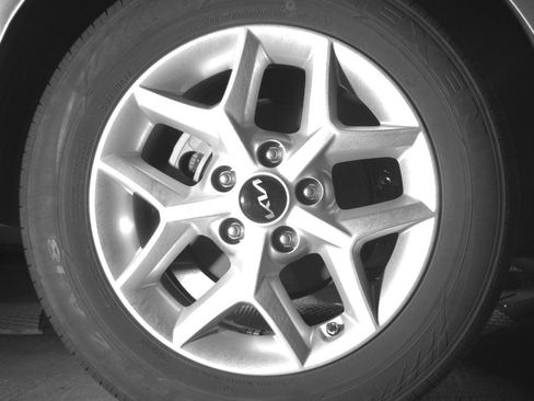 Used 2025 Kia Soul LX w/ LX Technology Package FWD image 15