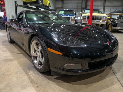 Used 2007 Chevrolet Corvette Coupe w/ Performance Package RWD image 12
