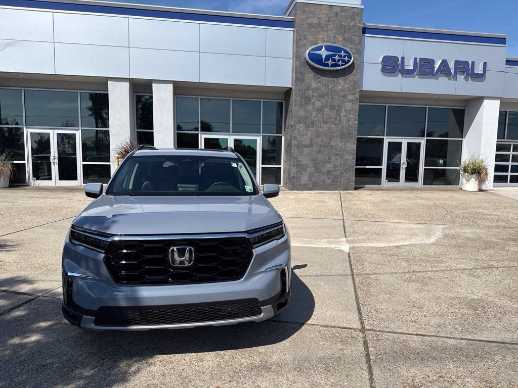 Used 2025 Honda Pilot Touring image 2