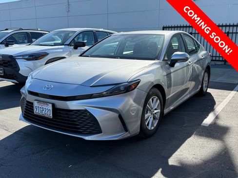 Used 2025 Toyota Camry LE image 2