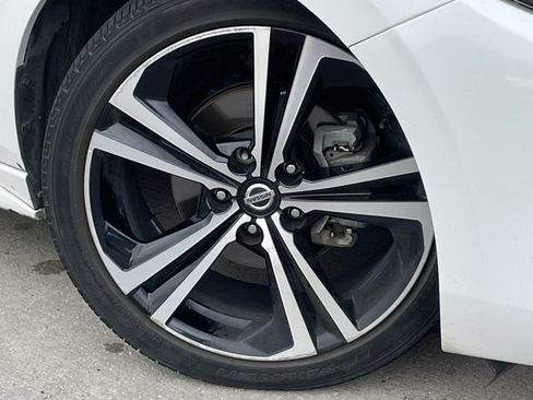 Used 2022 Nissan Sentra SR w/ SR Premium Package FWD image 9