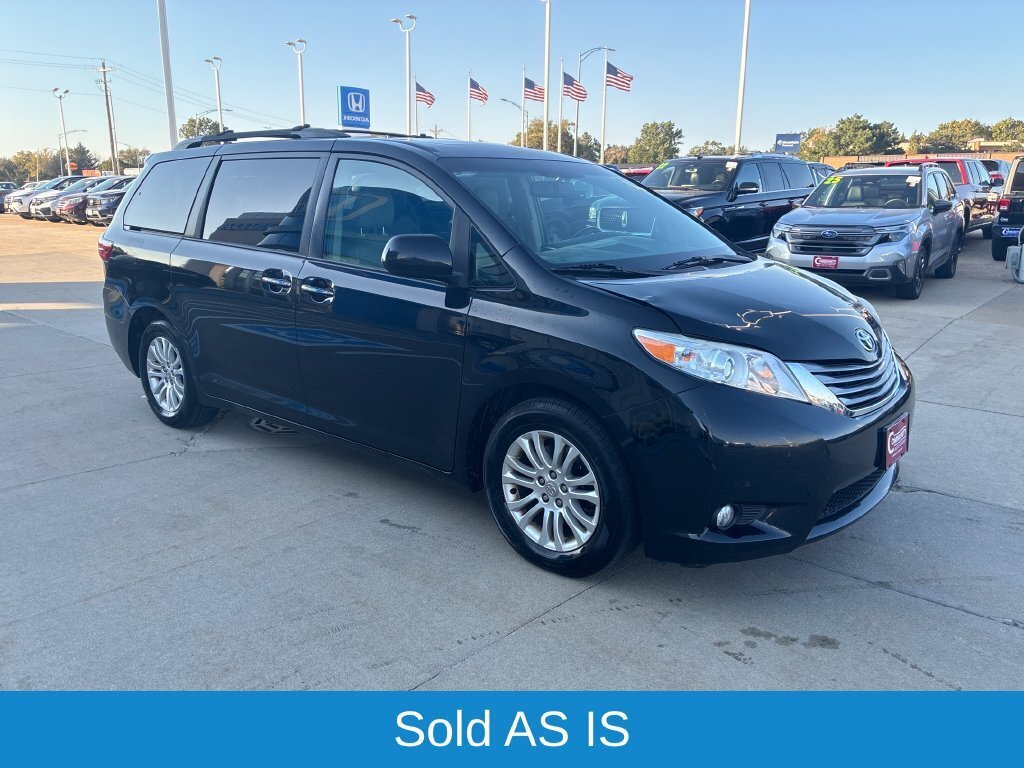 Used 2015 Toyota Sienna XLE w/ XLE Navigation Package FWD image 10