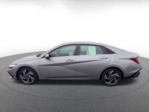 Used 2025 Hyundai Elantra SEL image 9