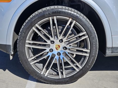 Used 2017 Porsche Cayenne Platinum Edition image 14