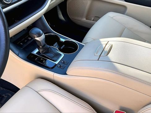 Used 2017 Toyota Highlander XLE image 16