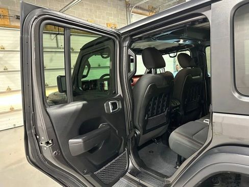 Used 2021 Jeep Wrangler Unlimited Rubicon w/ Cold Weather Group AWD/4WD image 13