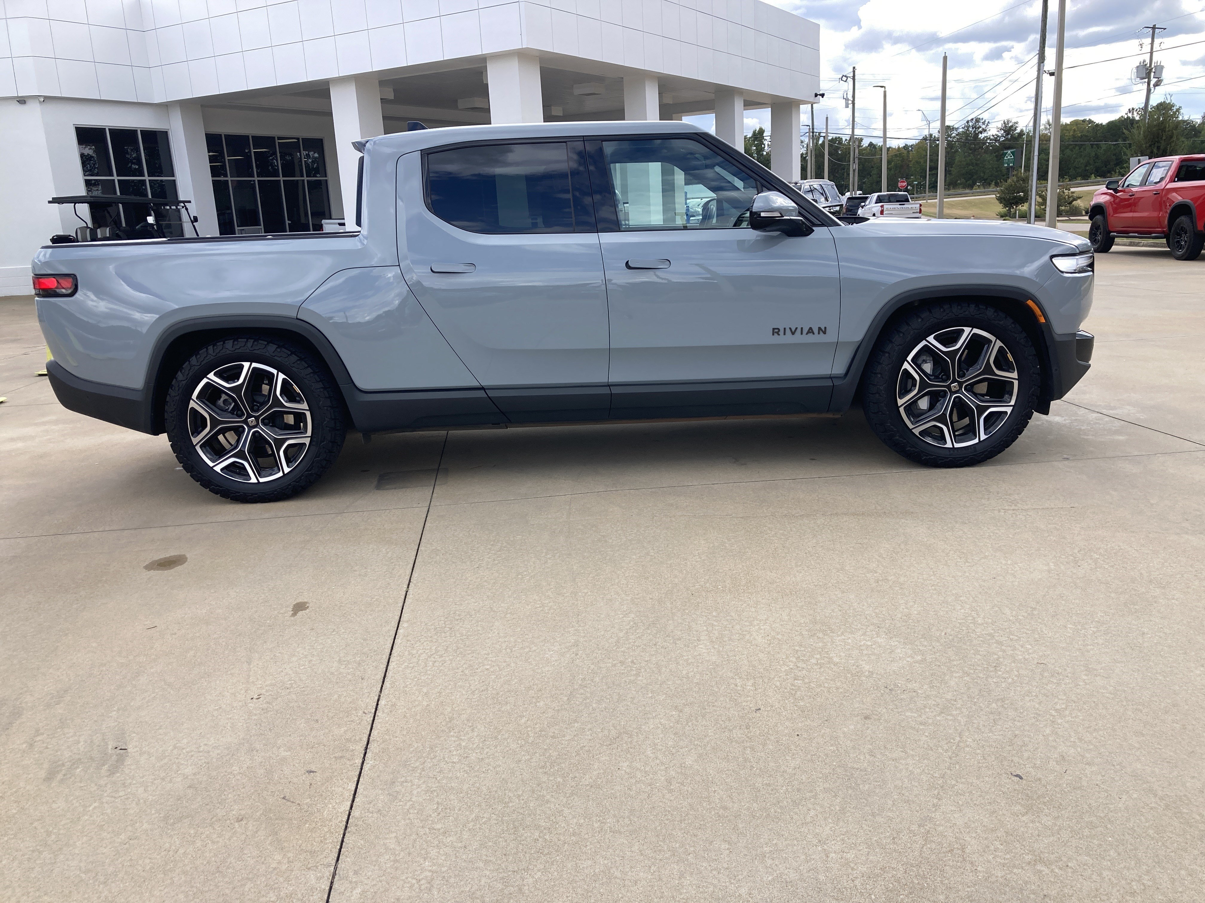 Used 2025 Rivian R1T Adventure Dual AWD/4WD image 4