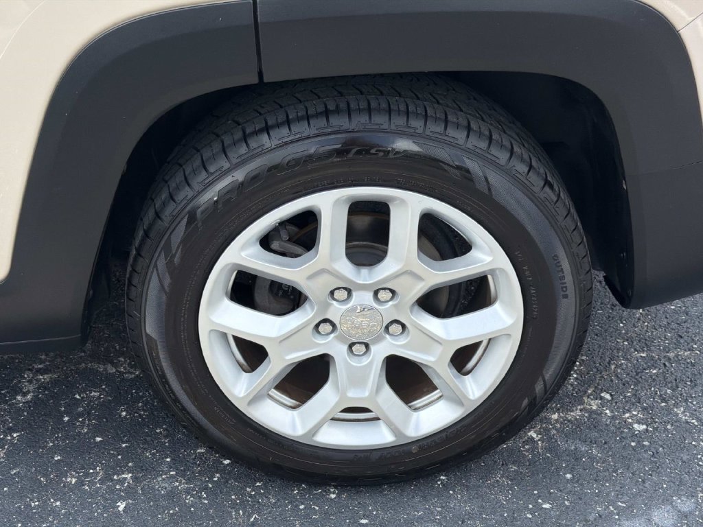 Used 2016 Jeep Renegade Latitude FWD image 10