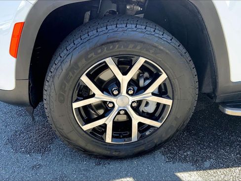 Used 2023 Jeep Grand Cherokee Limited AWD/4WD image 10