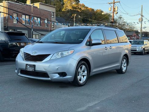 Used 2013 Toyota Sienna LE image 1