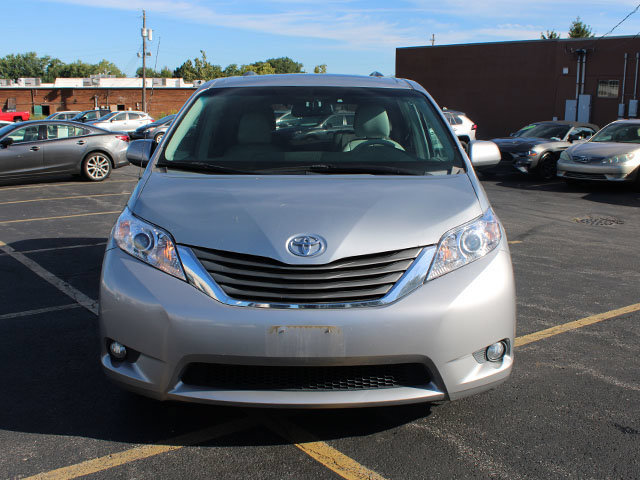 Used 2012 Toyota Sienna XLE FWD image 3