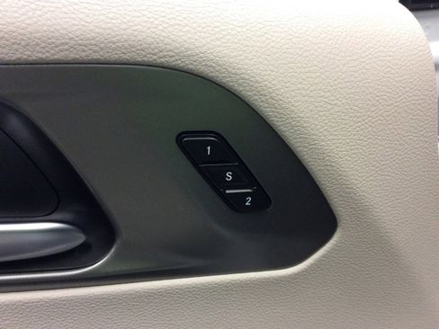 Used 2024 Chrysler Pacifica Touring-L image 15