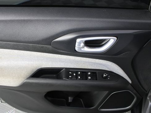 Used 2023 Jeep Compass Latitude image 13