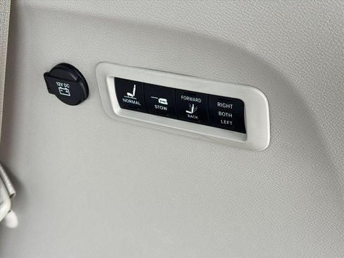 Used 2019 Chrysler Pacifica Limited w/ Advanced Safetytec Group FWD image 8