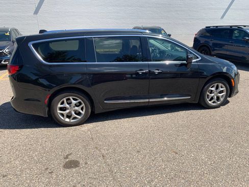 Used 2018 Chrysler Pacifica Touring-L Plus w/ Tire & Wheel Group FWD image 3