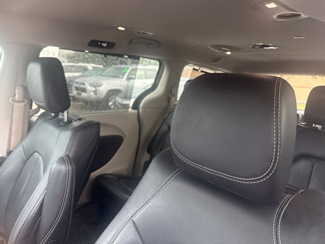 Used 2022 Chrysler Pacifica Touring-L w/ Uconnect Theater Family Group FWD image 8