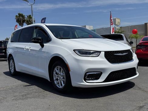 Used 2024 Chrysler Pacifica Touring-L FWD image 4