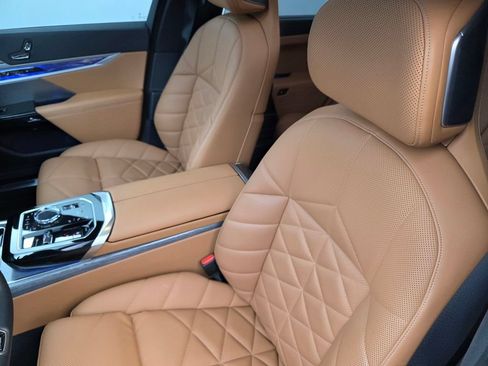 Used 2023 BMW 740i w/ Parking Assistance Package RWD image 11