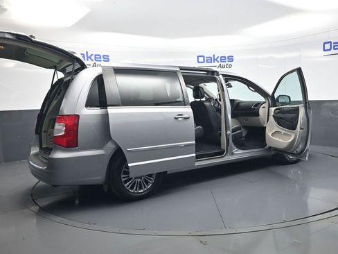 Used 2013 Chrysler Town & Country Touring-L w/ Driver Convenience Group FWD image 53