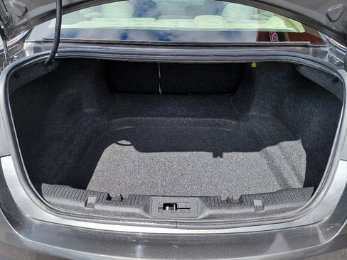 Used 2018 Ford Taurus SE FWD image 9
