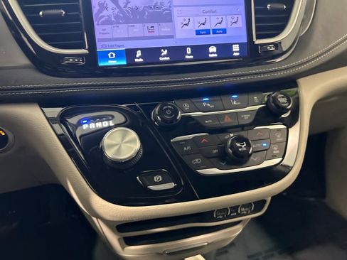 Used 2023 Chrysler Pacifica Touring-L FWD image 23