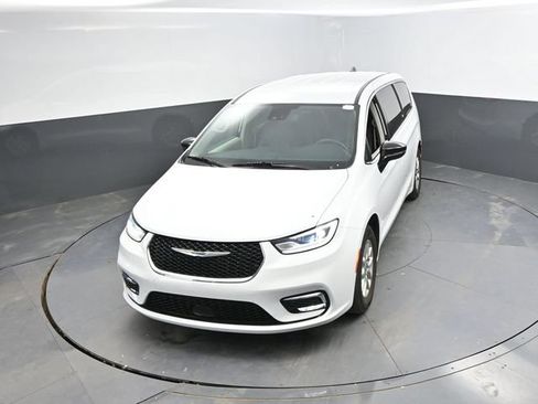 Used 2024 Chrysler Pacifica Touring-L FWD image 38