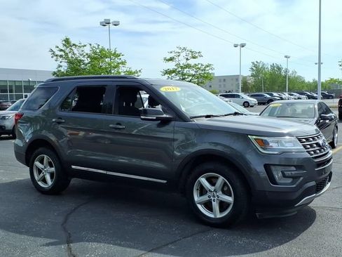 Used 2017 Ford Explorer XLT w/ Equipment Group 201A AWD/4WD image 3