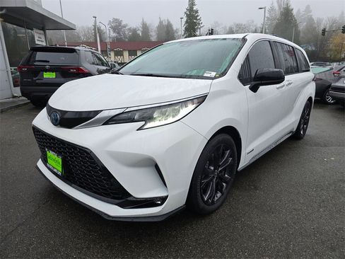 Used 2021 Toyota Sienna XSE w/ XSE Plus Package image 3